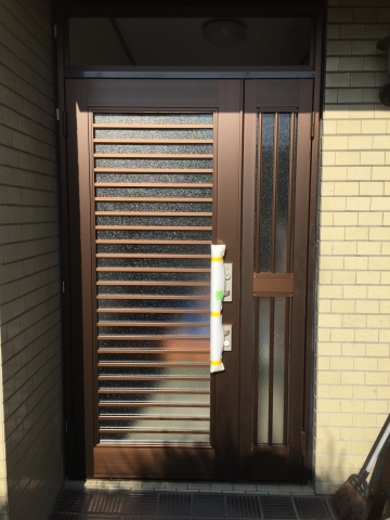 【東近江瓜生津店】古くなった玄関ドアがドアリモで早変わり
